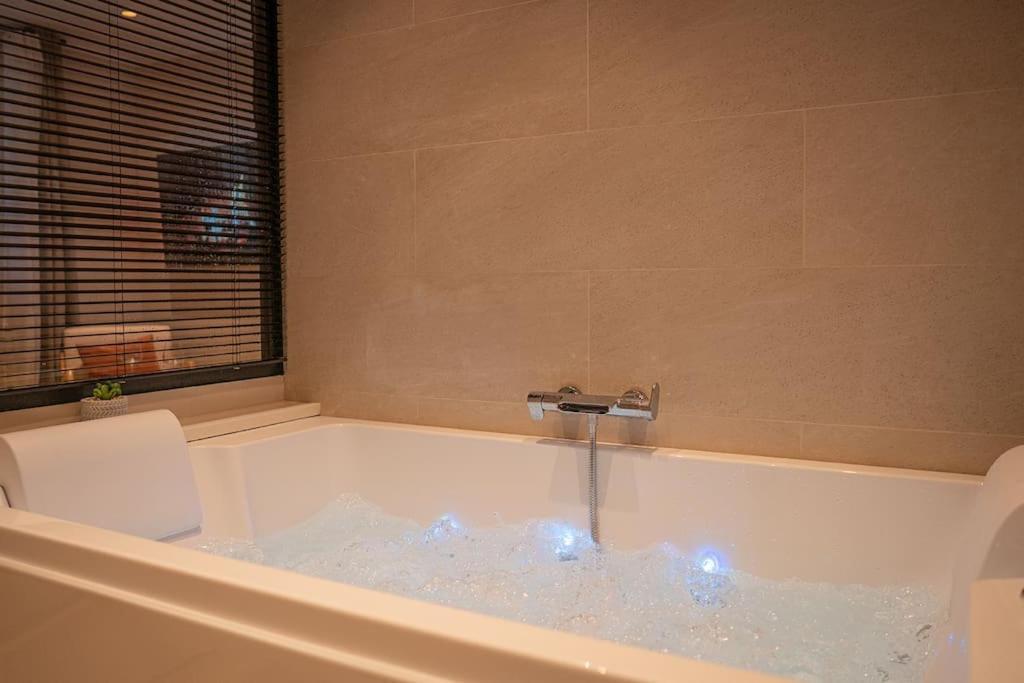 Suite De Luxe Jacuzzi Balneo,King Size Bed Collobrières Extérieur photo