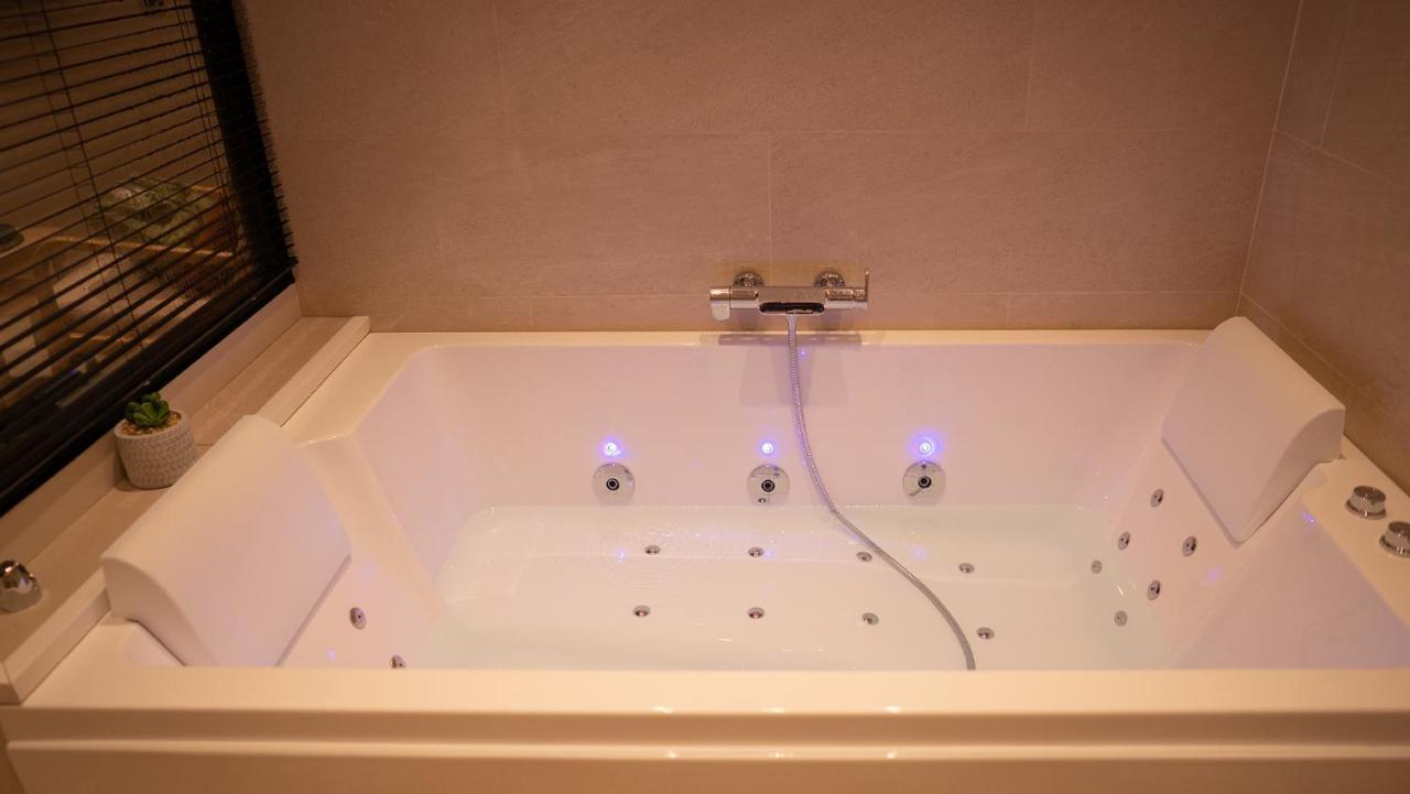Suite De Luxe Jacuzzi Balneo,King Size Bed Collobrières Extérieur photo